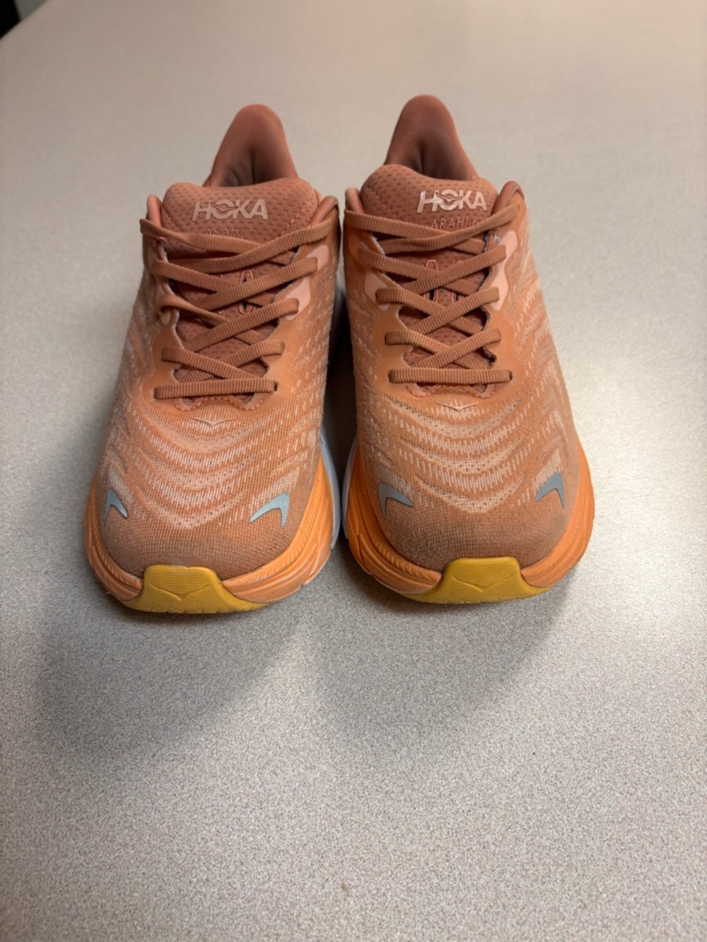Hoka Arahi 6